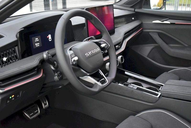 Škoda Superb (2025) Combi Sportline 2,0 TDI 142 kW - fotka 37 z 42