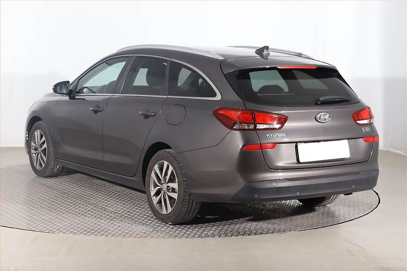 Hyundai i30 (2019) Family 1.4 T-GDI, Serv.kniha - fotka 4 z 22