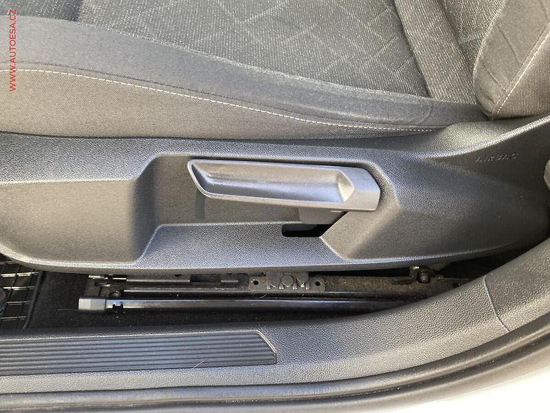 Volkswagen Golf (2022) 2.0 TDi, ČR, Life - fotka 14 z 19