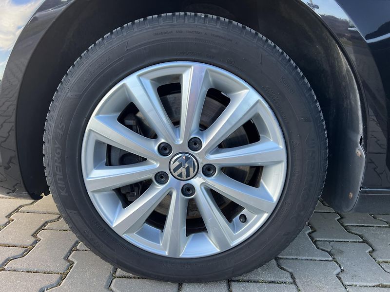 Volkswagen Touran (2013) 2.0 TDI Highline - fotka 23 z 33