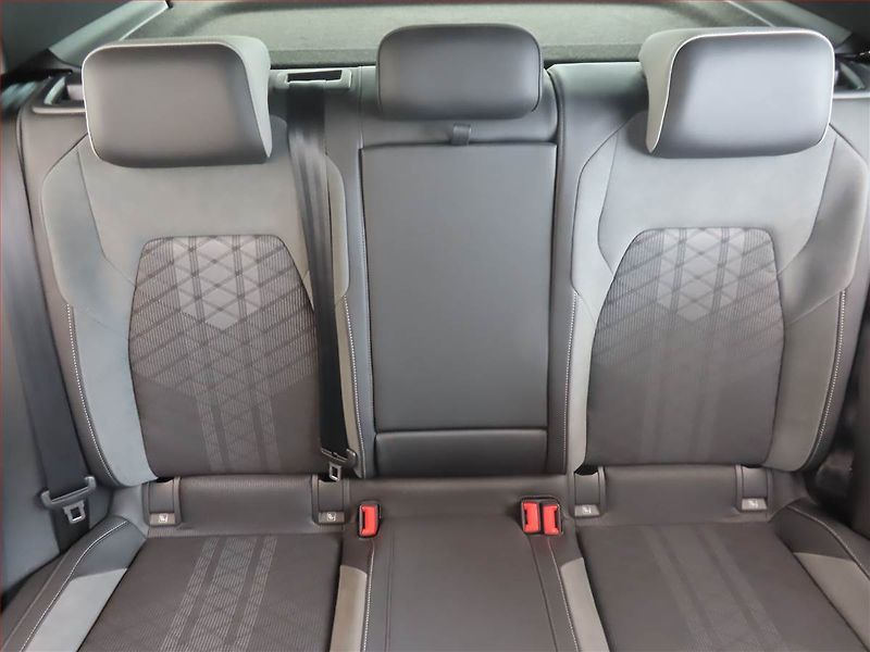 Volkswagen Golf (2023) R-Line 1.5 TSI - fotka 10 z 14