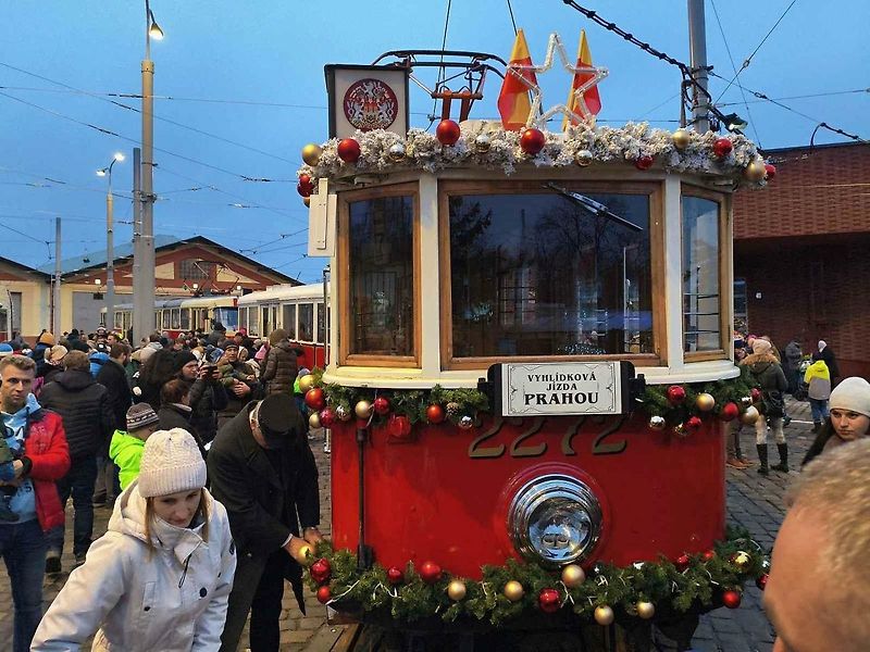 Vánoční flotila pražského dopravního podniku.