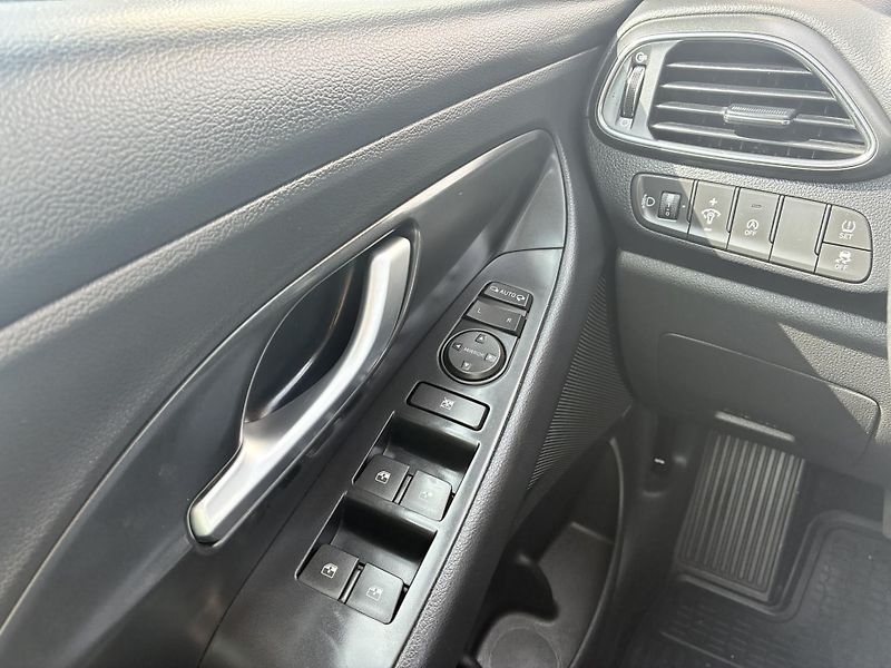 Hyundai i30 1.5 DPi 81kW FAMILY Comfort - fotka 13 z 21