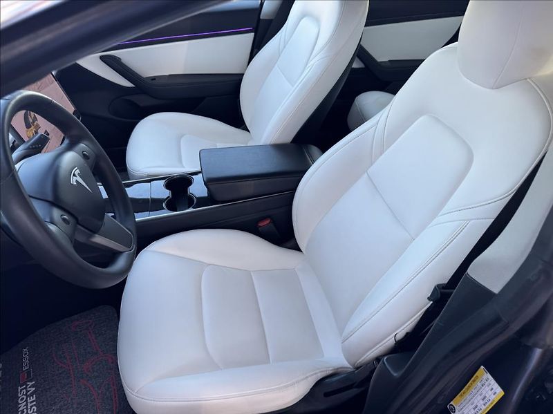 Tesla Model 3 - fotka 11 z 17