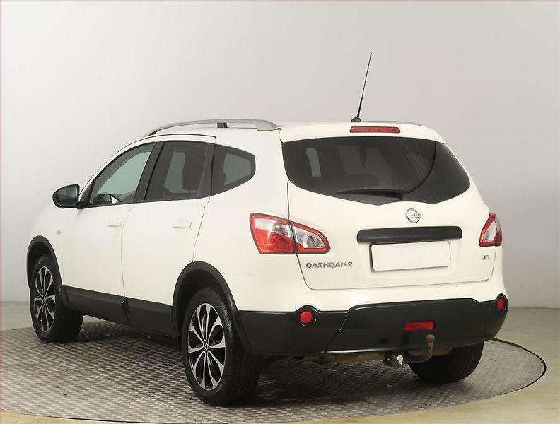 Nissan Qashqai (2012) Acenta 1.6 dCi, 4X4, 7 míst - fotka 4 z 22