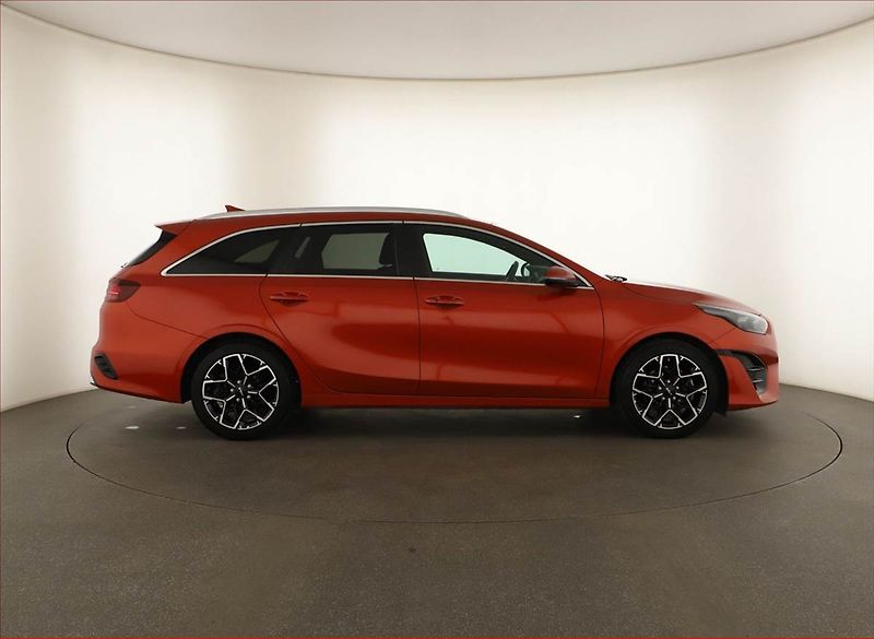 Kia Ceed (2023) 1.5 T-GDI - fotka 6 z 16