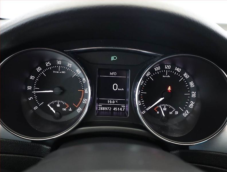 Škoda Superb (2013) 1.6 TDI, Tempomat - fotka 8 z 18