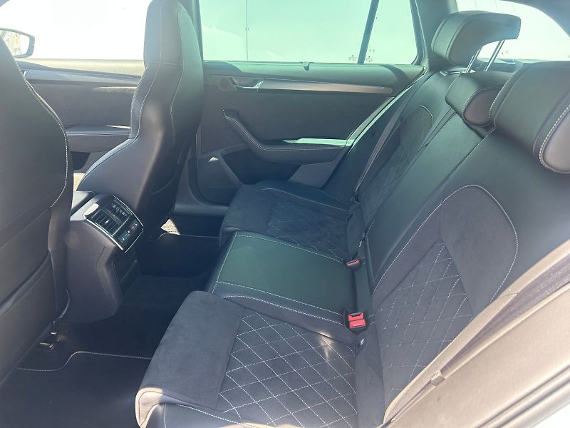 Škoda Superb (2023) COM GRT SPO4X4 TD 140/2.0 A7A - fotka 21 z 33