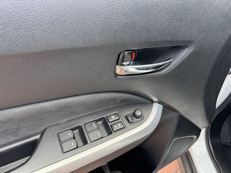 Suzuki Vitara (2016) 1.6i VVT Comfort Plus LED Navi - fotka 28 z 50