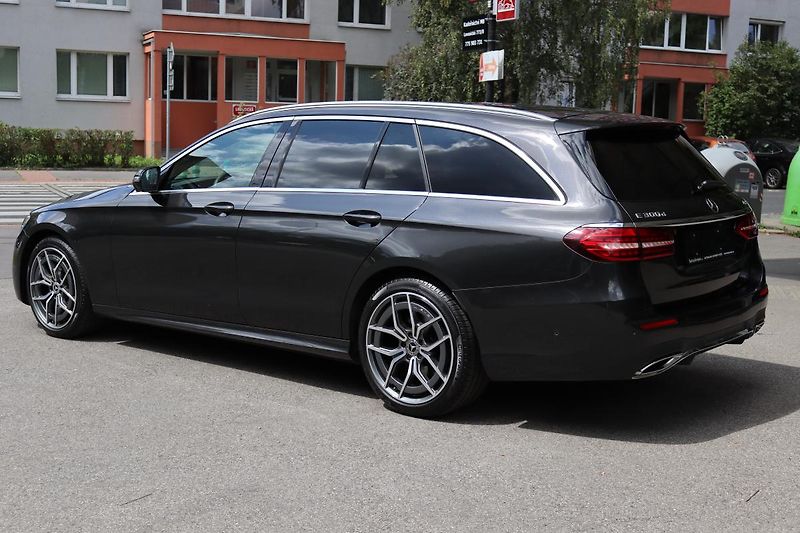 Mercedes-Benz Třídy E E 300D 4MATIC KOMBI AMG 195kW - fotka 14 z 50