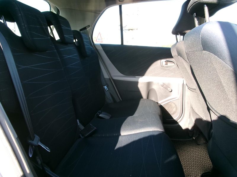 Toyota Yaris 1,0i KLIMA - fotka 11 z 22