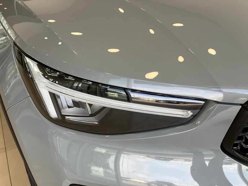 Volvo XC40 B3 FWD Plus Dark AT7 - fotka 4 z 40