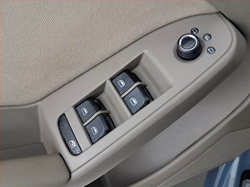Audi A4 (2011) 2.0 TDI, Xenony, Tempomat - fotka 19 z 22