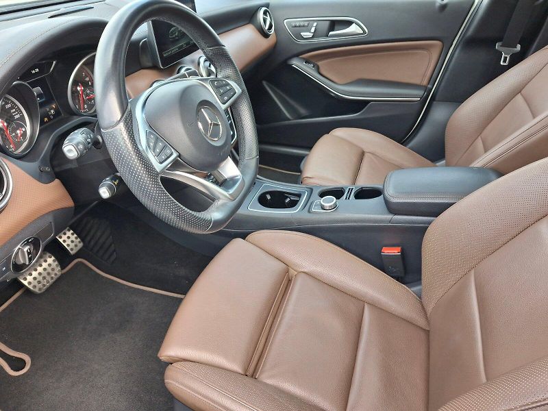 Mercedes-Benz Třídy A (2017) AMG Automat 4 Matic 2,0i 135kW - fotka 6 z 35