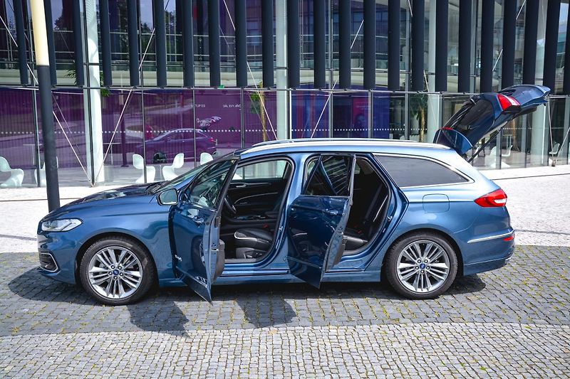 Ford Mondeo (2020) 2.0 187ps Hybrid ecvT VIGNALE  - fotka 11 z 40