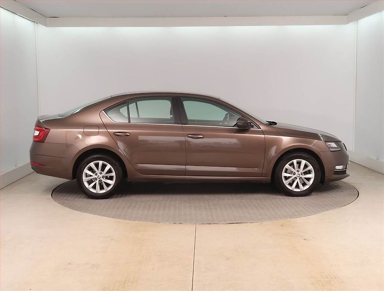Škoda Octavia (2019) Ambition Plus 1.5 TSI - fotka 6 z 15