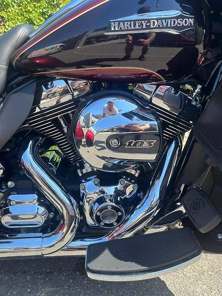 Harley-Davidson FLHTCUTG Tri Glide Ultra Classic (2015) - fotka 10 z 13