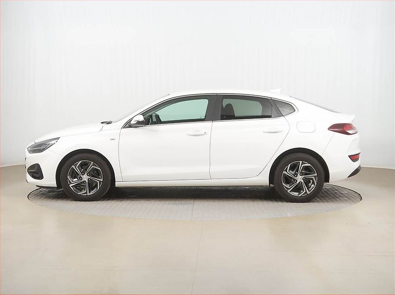 Hyundai i30 (2023) SMART 1.5 T-GDI MHEV, ČR,1.maj - fotka 3 z 16