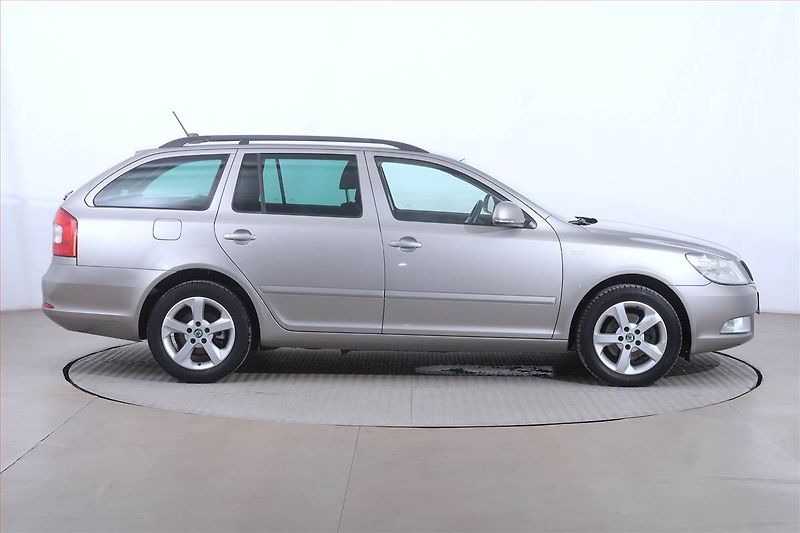 Škoda Octavia (2012) 2.0 TDI, Serv.kniha, Navi - fotka 6 z 19
