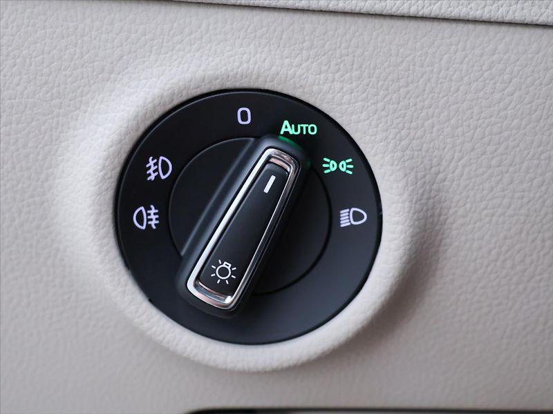 Škoda Superb 2,0 TDI 140kW DSG L&K Xenon - fotka 16 z 36