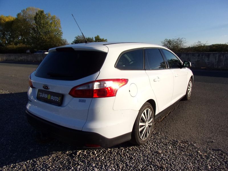 Ford Focus (2013) 1.6 TDCi 70kW ČR TAŽNÉ VÝHŘEVY - fotka 4 z 20