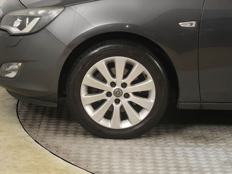 Opel Astra (2011) 2.0 CDTI, Navi, Xenony - fotka 15 z 17