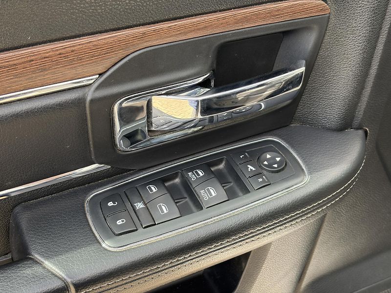 RAM 1500 (2016) Laramie V8 HEMI - fotka 33 z 40