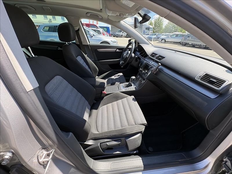 Volkswagen Passat 2,0 TDi130kW Xen,ACC,Pano,NezT - fotka 33 z 41