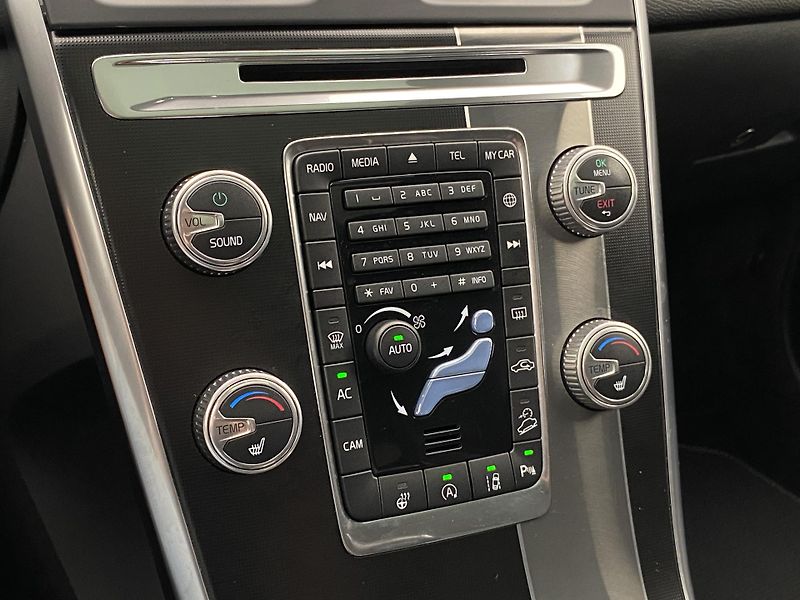 Volvo XC60 D5 AWD R-DESIGN AUT REZERVACE - fotka 27 z 52