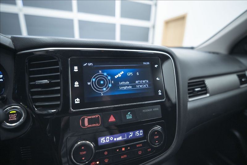 Mitsubishi Outlander 2,0 MIVEC AWD AT INTENSE ČR - fotka 29 z 33