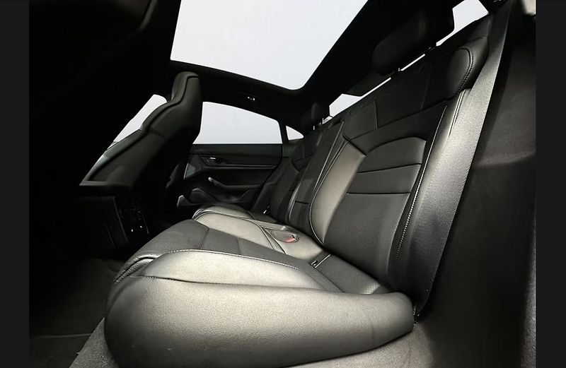 Porsche Taycan 93 kWh Panorama - fotka 15 z 25