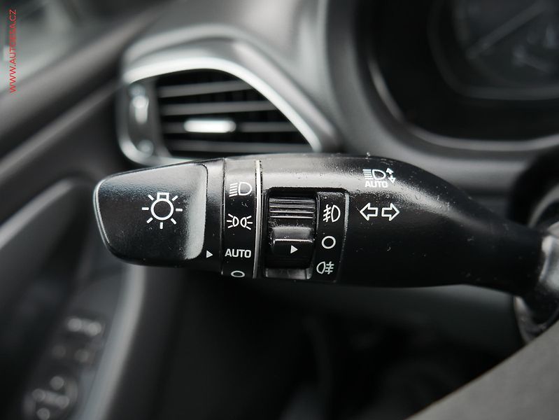 Hyundai i30 (2018) 1.4T-GDi, 2.maj,ČR, AC, park - fotka 14 z 21