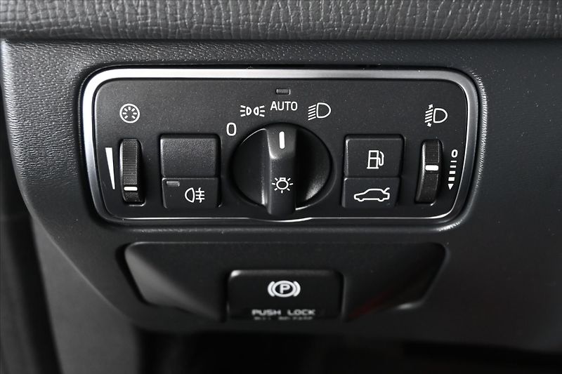 Volvo XC60 2,4 D5 133 kW AT6 AWD Záruka a - fotka 25 z 28