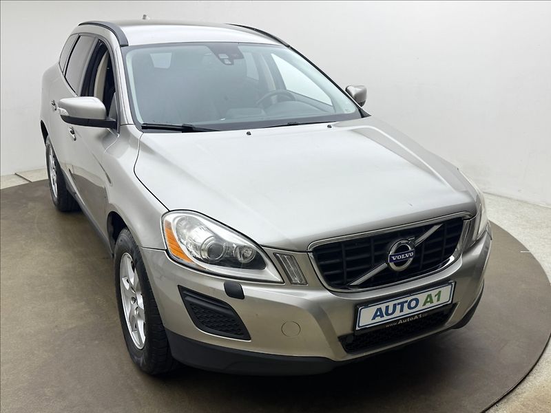 Volvo XC60 2,4 D3 4X4 AUT. VÝHŘEV LED ČR - fotka 3 z 40