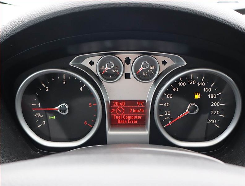 Ford Kuga (2009) Titanium 2.0 TDCi, 4X4 - fotka 11 z 16