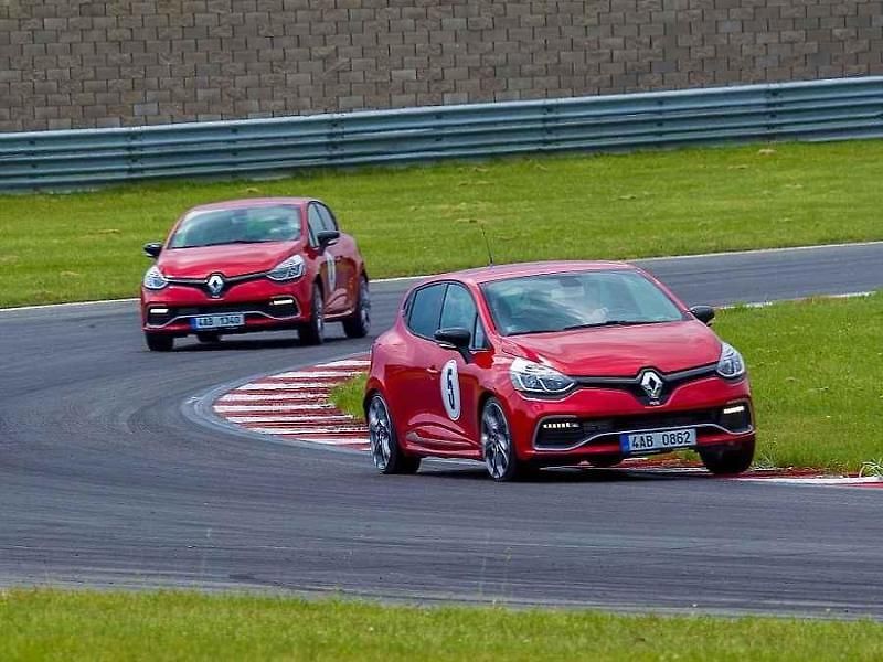 Rychlé Renaulty na Autodromu v Mostě.