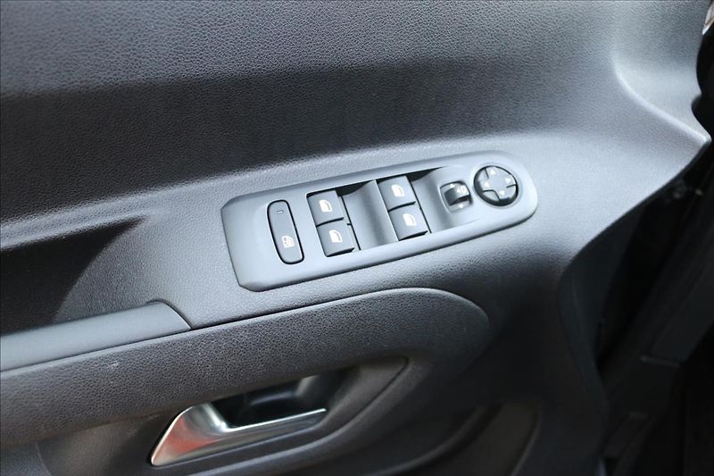 Opel Combo 1,2 LIFE,81KW,87000 Km - fotka 12 z 47