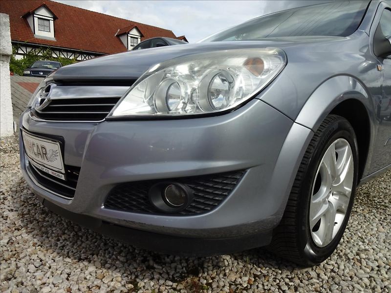Opel Astra 1,6i 85kW - fotka 12 z 41