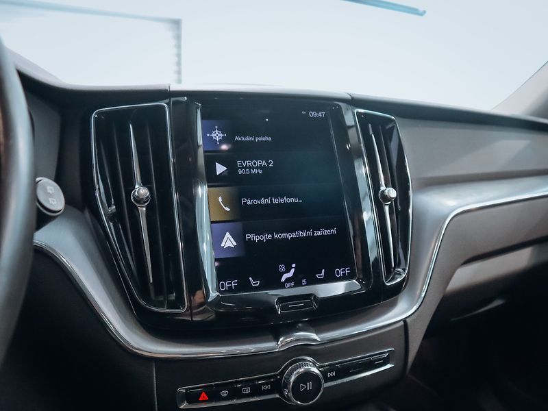 Volvo XC60 B4 AWD Momentum Pro - fotka 19 z 28