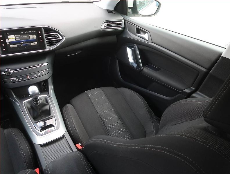 Peugeot 308 (2015) Allure 1.6 BlueHDi, Serv.kniha - fotka 8 z 20