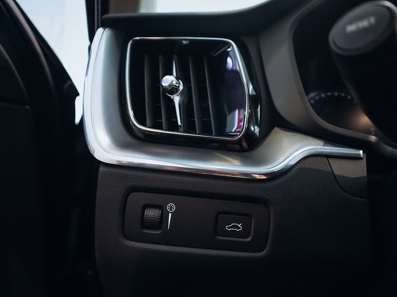 Volvo XC60 B4 AWD Momentum Pro - fotka 11 z 28