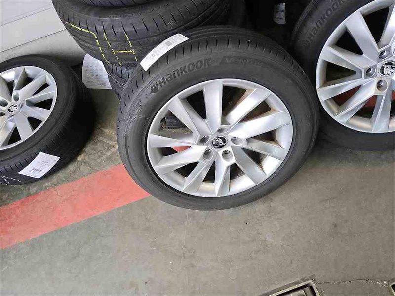 Škoda Superb 2,0 STYLE,PANORAMA,TAŽNÉ,LED - fotka 12 z 13
