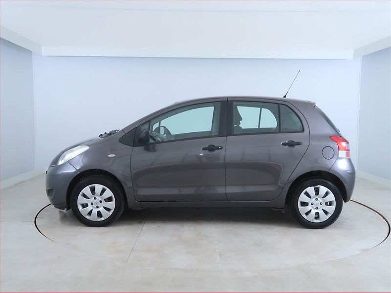 Toyota Yaris (2010) 1.0 VVT-i - fotka 3 z 13