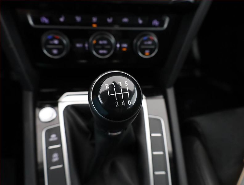 Volkswagen Passat (2015) Highline 2.0 TDI, Navi - fotka 15 z 19