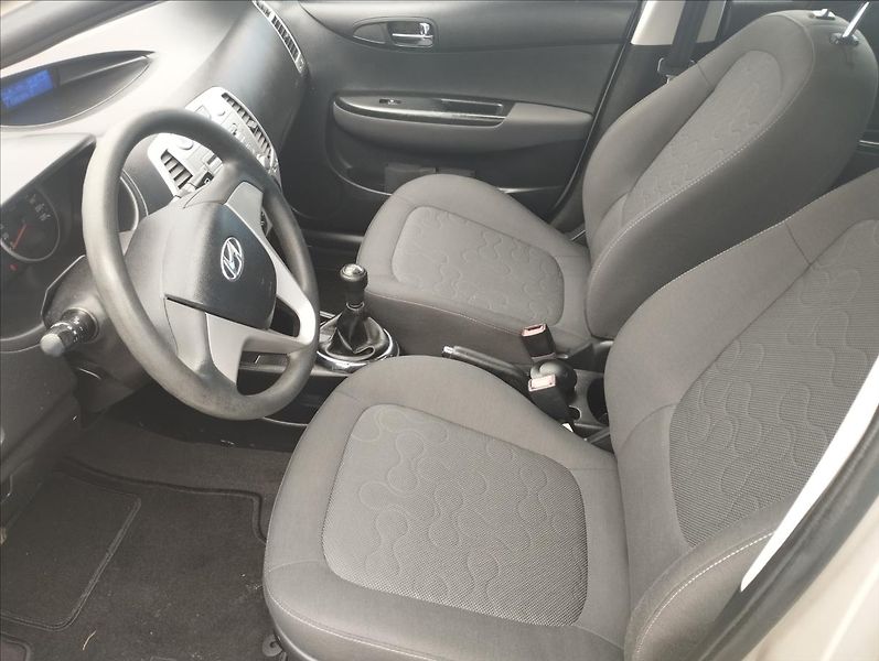 Hyundai i20 1,3 57 KW 1.MAjitelka ČR - fotka 7 z 15
