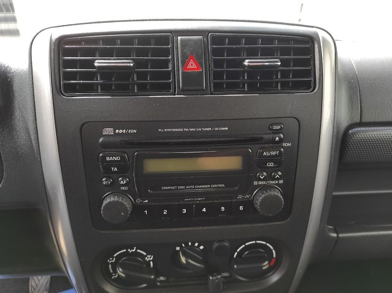 Suzuki Jimny 1,3i 62kW, 4x4, Tažné - fotka 17 z 32