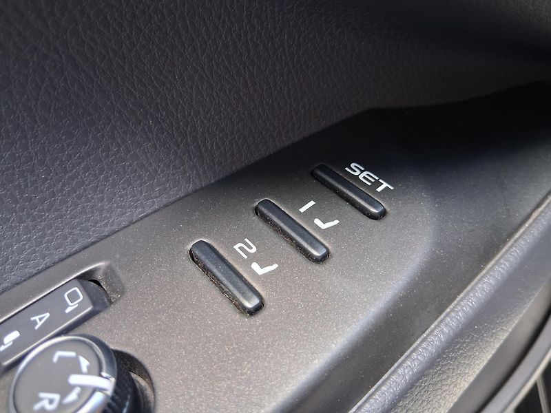 Toyota Camry EXECUTIVE 2.5 Hyb. 169 kW - fotka 25 z 40