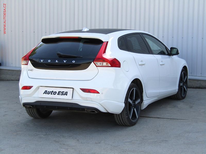 Volvo V40 (2014) 2.0D, AC, bixen, park.asist - fotka 4 z 15