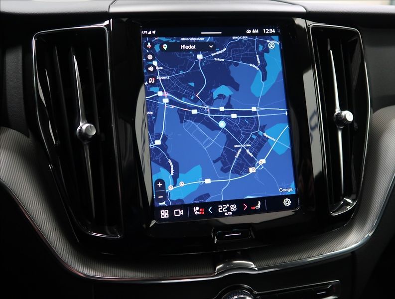 Volvo XC60 2,0 B4 AWD PLUS DARK 1. MAJ ČR - fotka 23 z 55