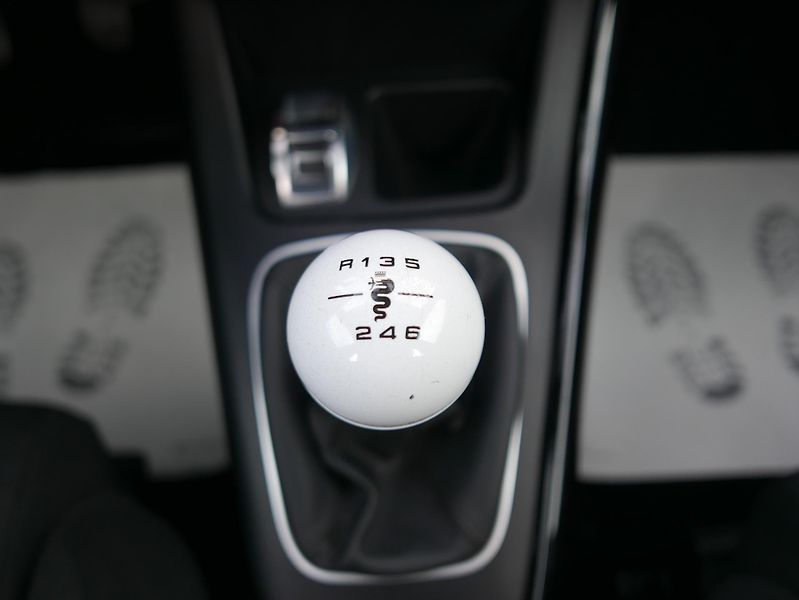 Alfa Romeo Giulietta 1,4 TB 125kW Navi Panorama - fotka 31 z 37